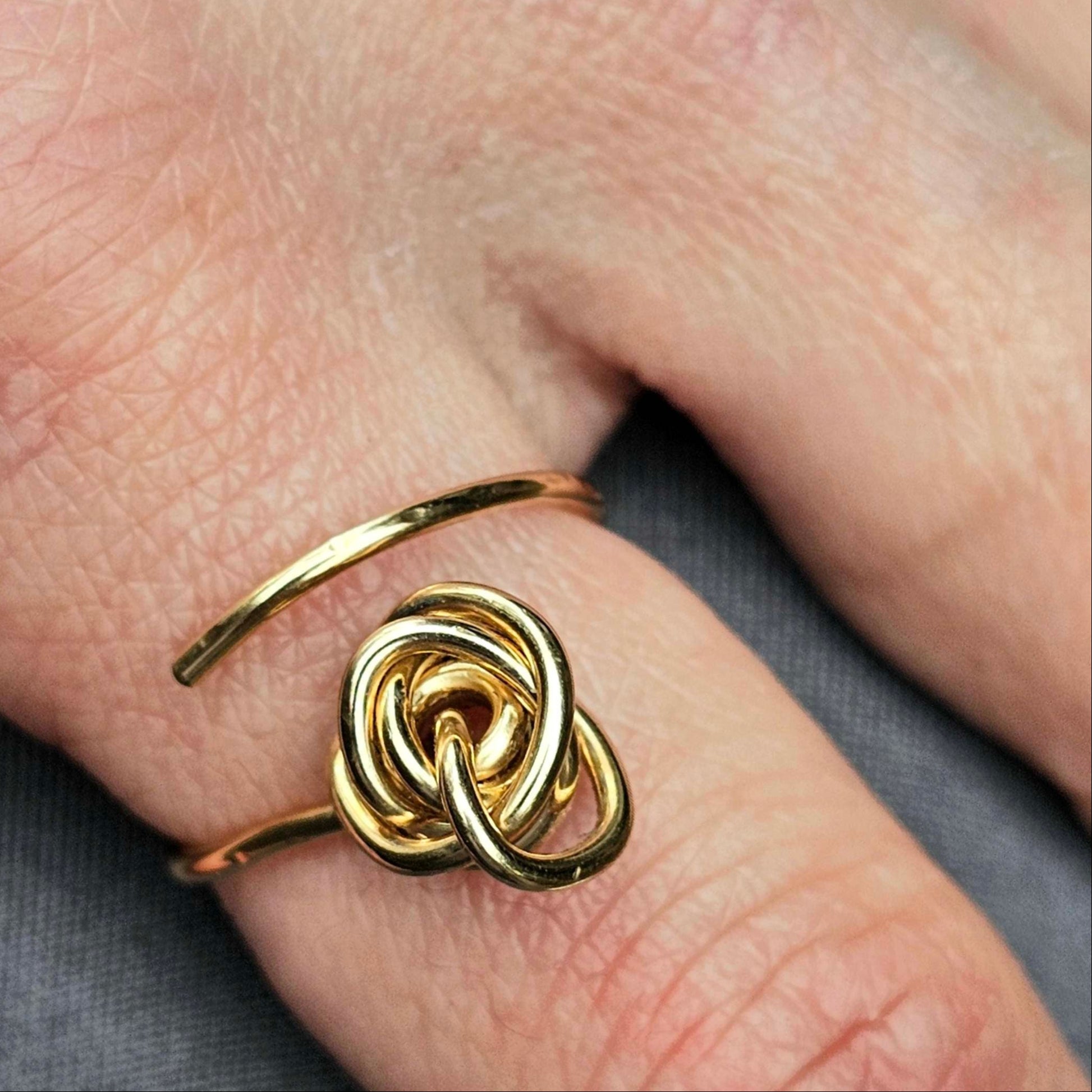 Adjustable Winding knot ring in 14K Gold