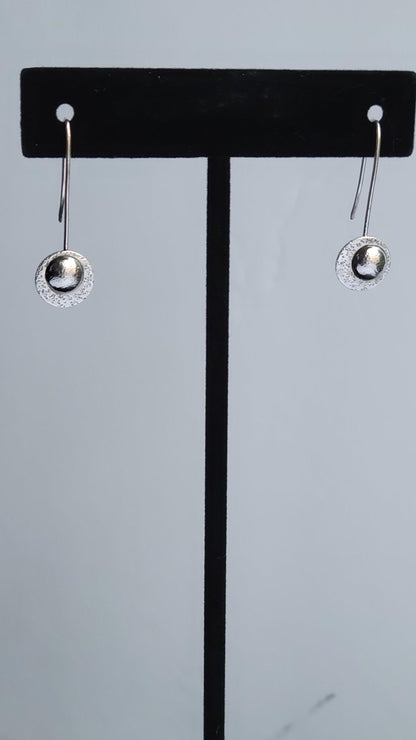 These beautiful silver moon earrings remind you to reflect on your prior successes to overcome present challenges.
