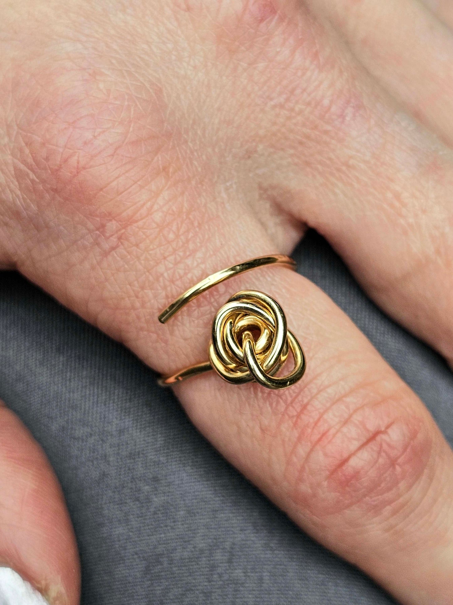 Adjustable Winding knot ring in 14K Gold