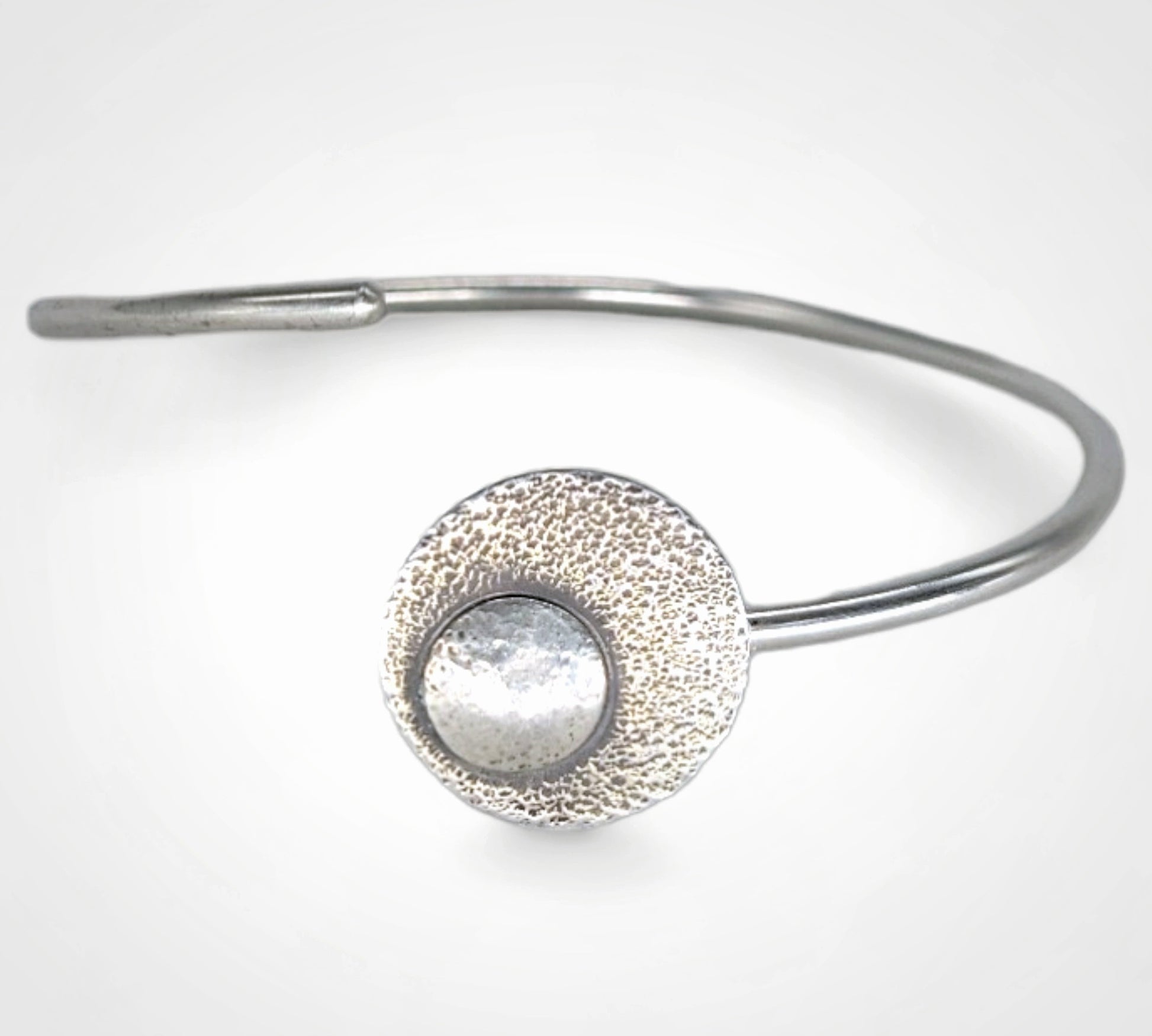 These silver moon bracelets remind you to reflect on your prior successes to overcome present challenges.